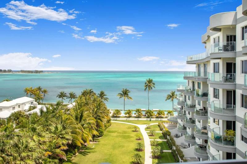 4 Bedroom Cable Beach Condo with Balcony - image 1