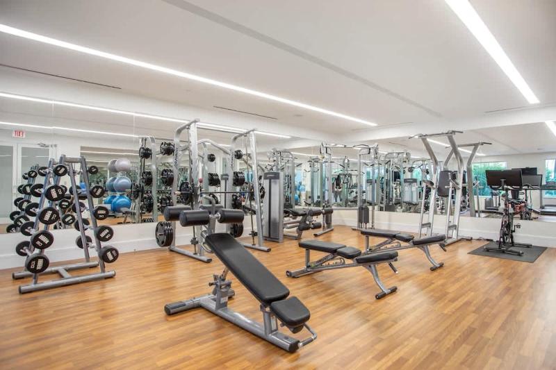 4 Bedroom Cable Beach Condo with Balcony - image 4