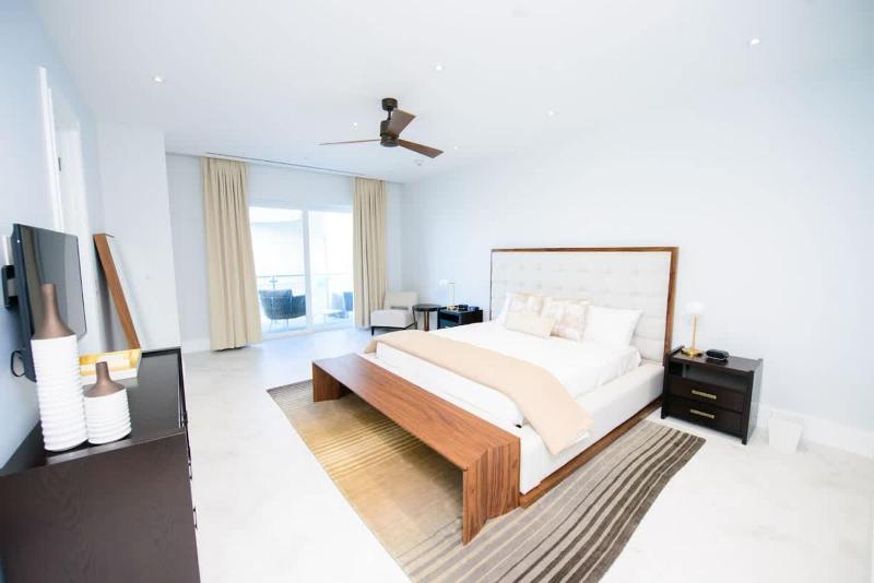 4 Bedroom Cable Beach Condo with Balcony - image 9