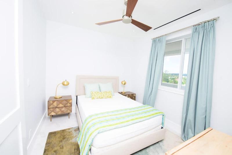 4 Bedroom Cable Beach Condo with Balcony - image 10