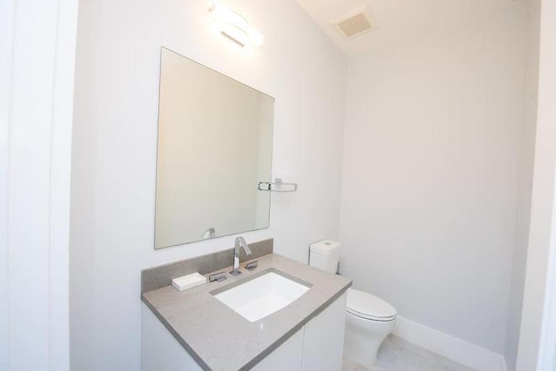 4 Bedroom Cable Beach Condo with Balcony - image 11