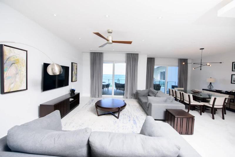 4 Bedroom Cable Beach Condo with Balcony - image 8