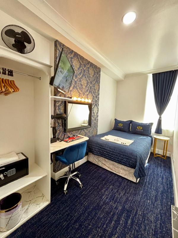 Double Room with Shared Shower and Toilet image 4