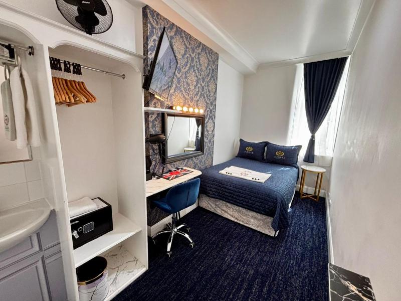 Double Room with Shared Shower and Toilet image 2