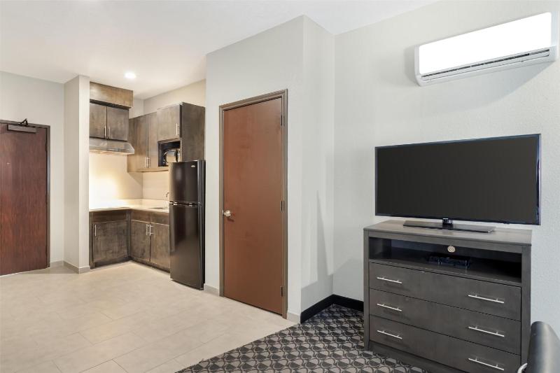 Suite with Two Queen Beds and Kitchenette image 3