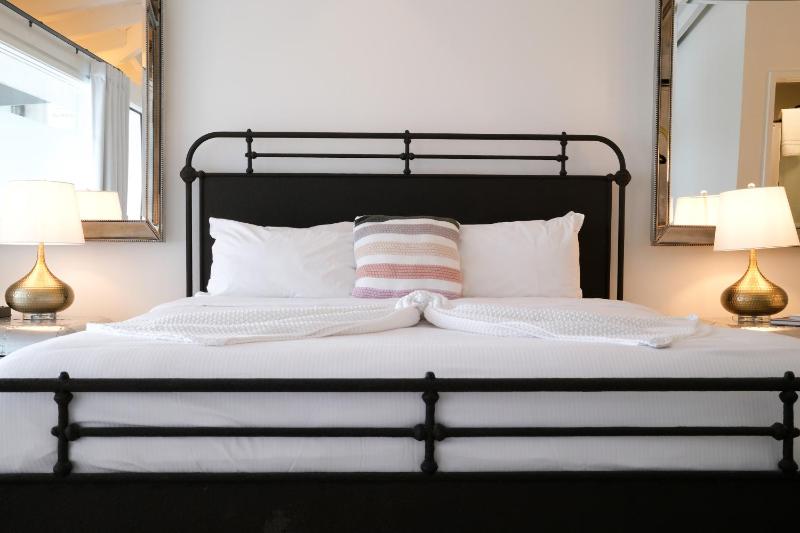 Premier Room with King Bed image 3