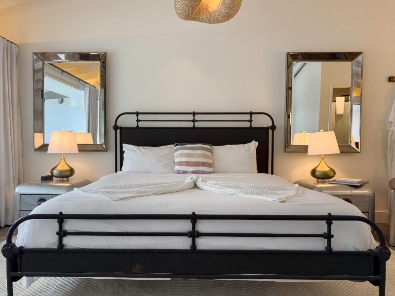 Premier Room with King Bed image 4