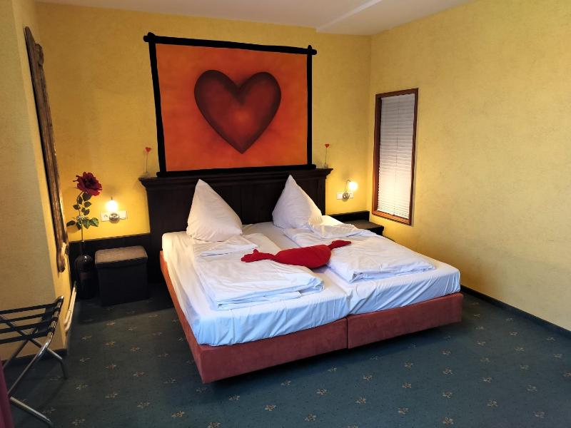 Double Room image 3