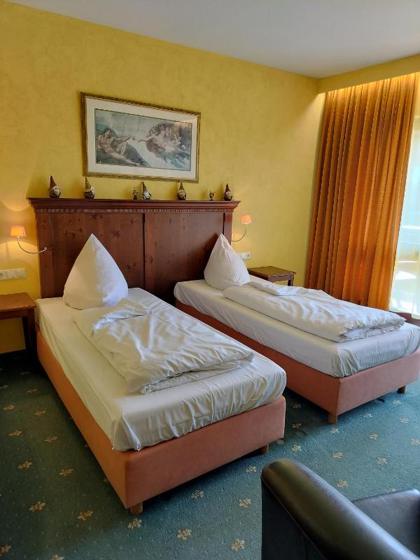 Double Room with Balcony image 3