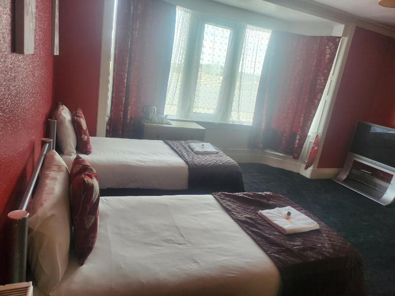Twin Room with Shared Bathroom image 1