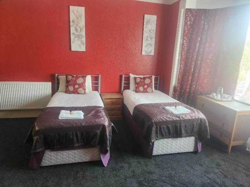 Twin Room with Shared Bathroom image 2