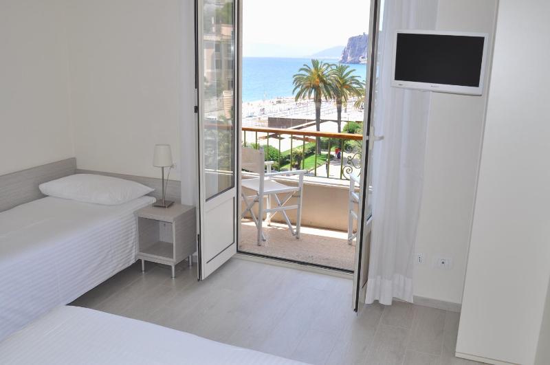 Triple Room with Balcony and Lateral Sea View image 2