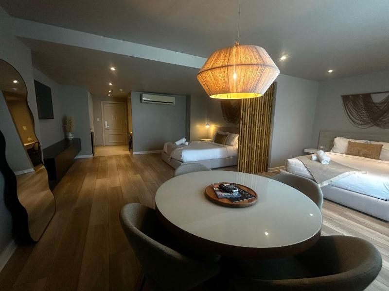 Executive Queen Room with Two Queen Beds image 3