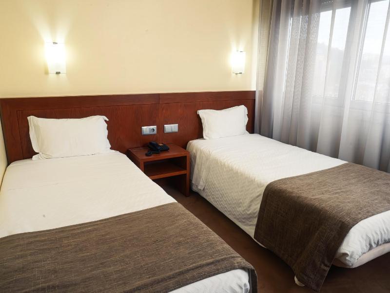 Twin Room image 3