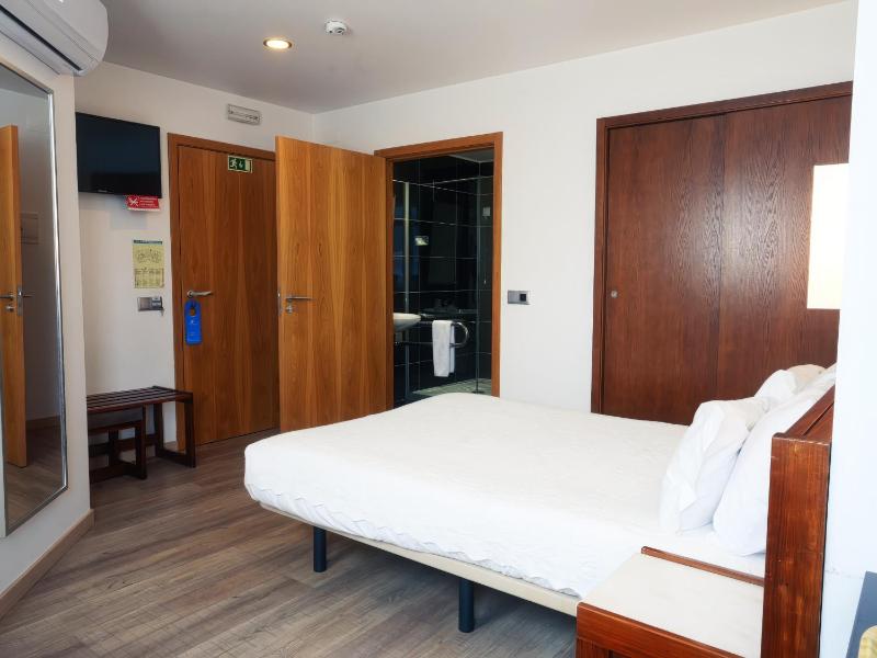 Single Room image 3