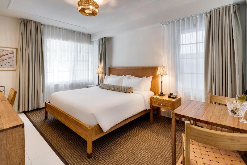 Standard King Room image 3