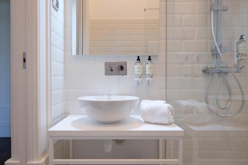 Standard Double Room with Garden View image 4