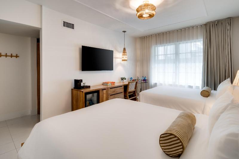 Standard Double Queen Room image 3