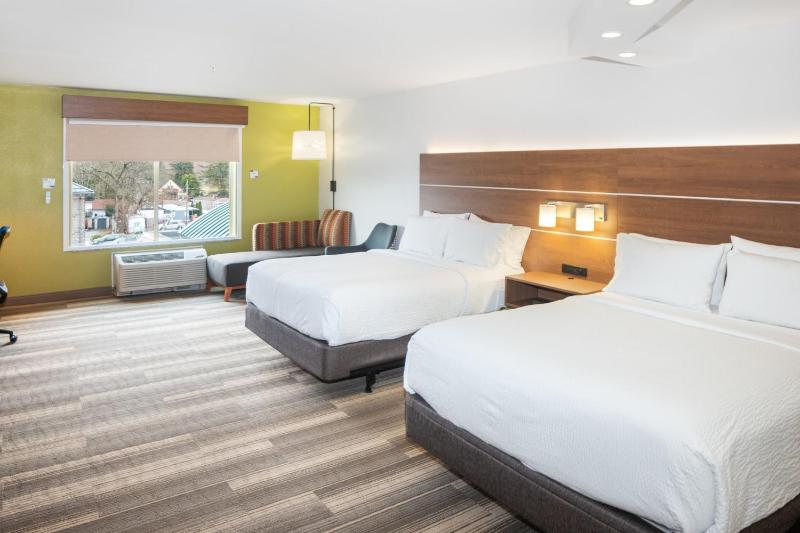 Queen Room with Two Queen Beds - Mobility Access Tub/Non-Smoking image 2