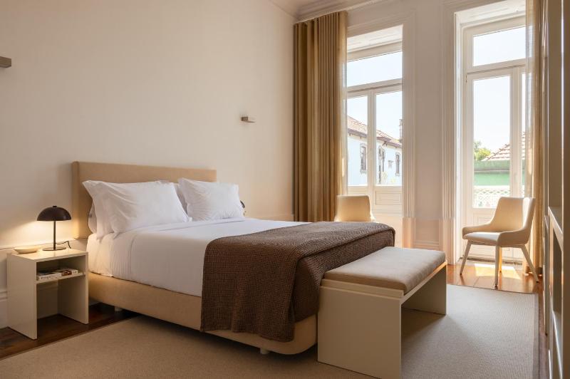 Deluxe  Double or Triple Suite with Street View image 1