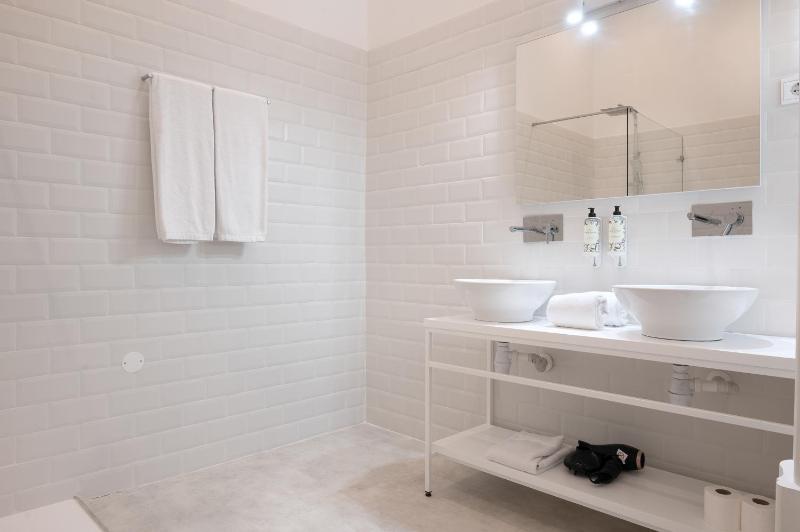 Deluxe  Double or Triple Suite with Street View image 3