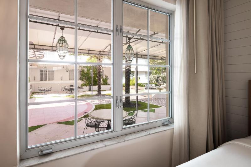 Deluxe Park View King Room image 3