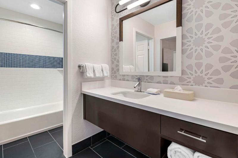 One-Bedroom Queen Suite image 2