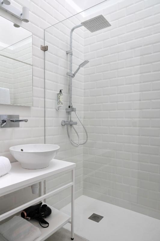 Standard Double Room with Street View image 3