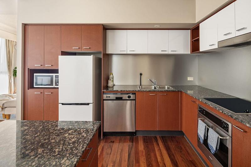 Zenith Shore - Resort Living above Surfers Paradise - image 8