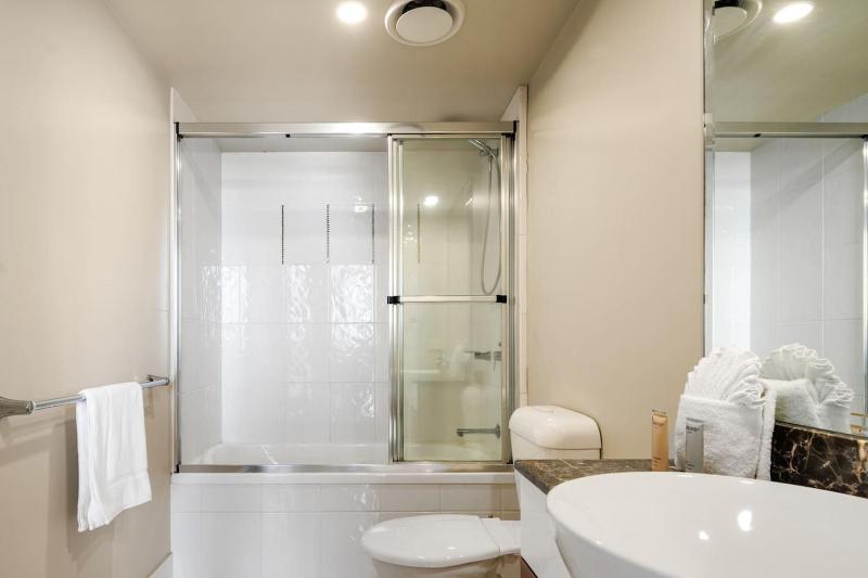 Zenith Shore - Resort Living above Surfers Paradise - image 5