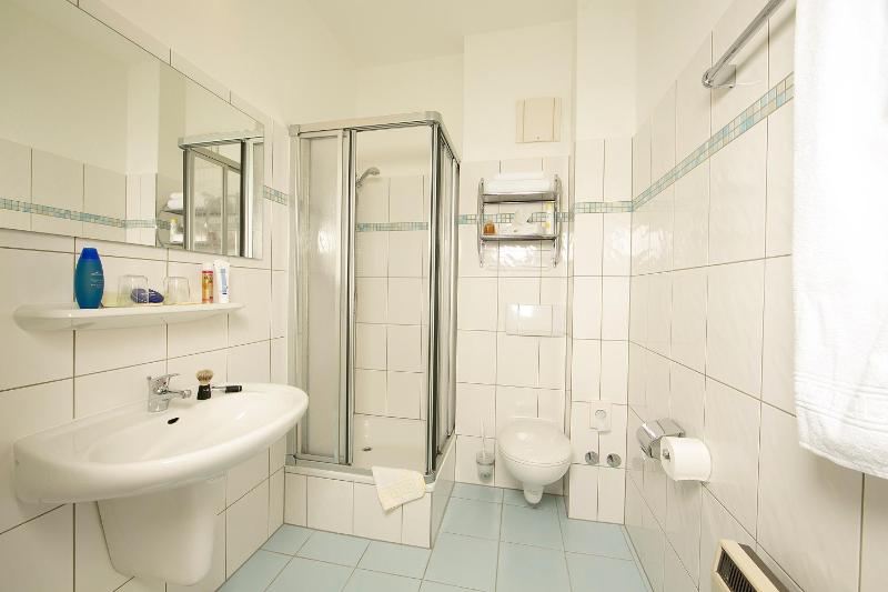 Quadruple Room image 2
