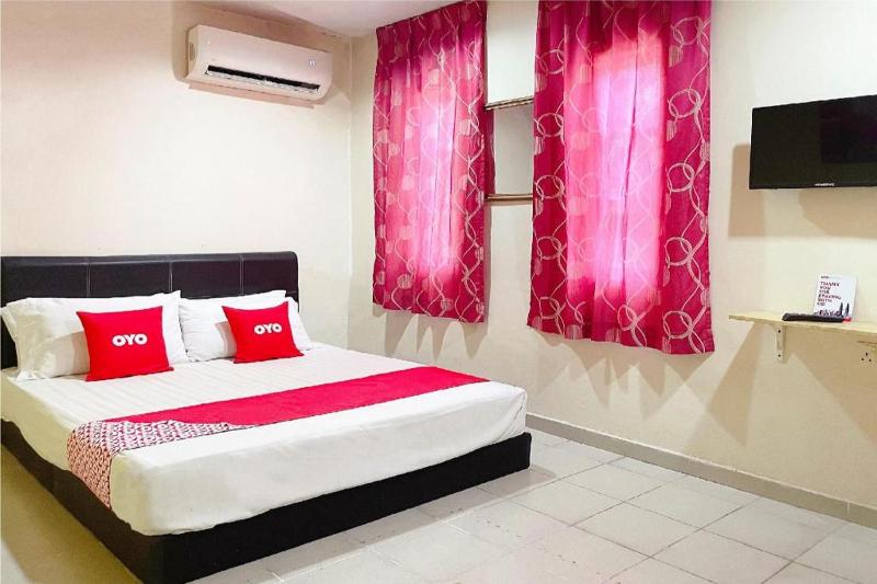 OYO 90324 Muar Station Hotel - image 1