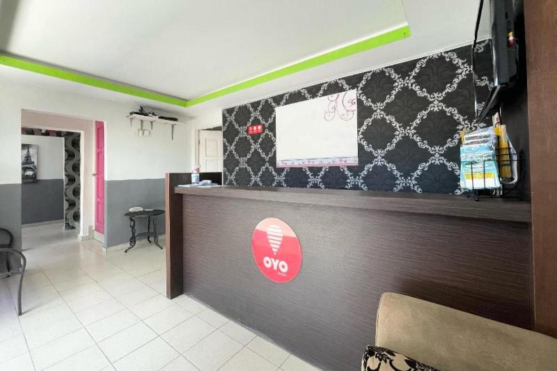 OYO 90324 Muar Station Hotel - image 50