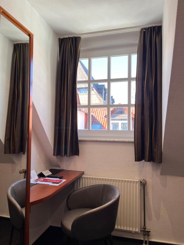 Small Single Room image 3