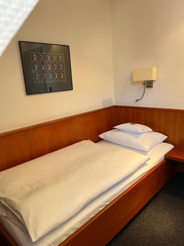 Small Single Room image 4