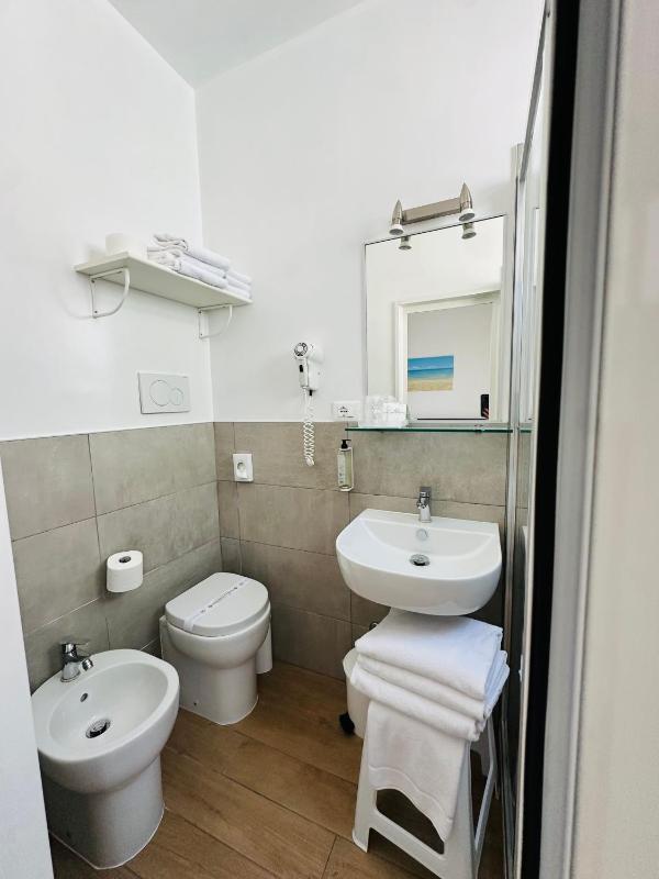 Economy Triple Room image 2