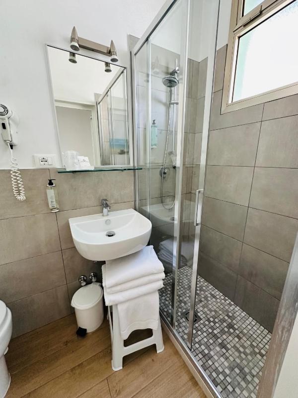 Standard Quadruple Room image 4