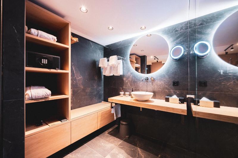 Deluxe Double Room with Shower image 4