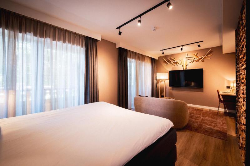Deluxe Double Room with Shower image 3