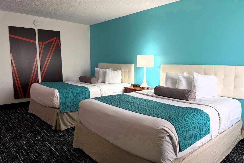 Queen Room with Two Queen Beds - Non-Smoking image 1