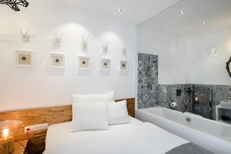 Design Deluxe Single Room image 4