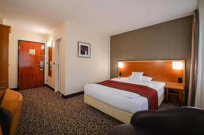 Standard Double Room image 1