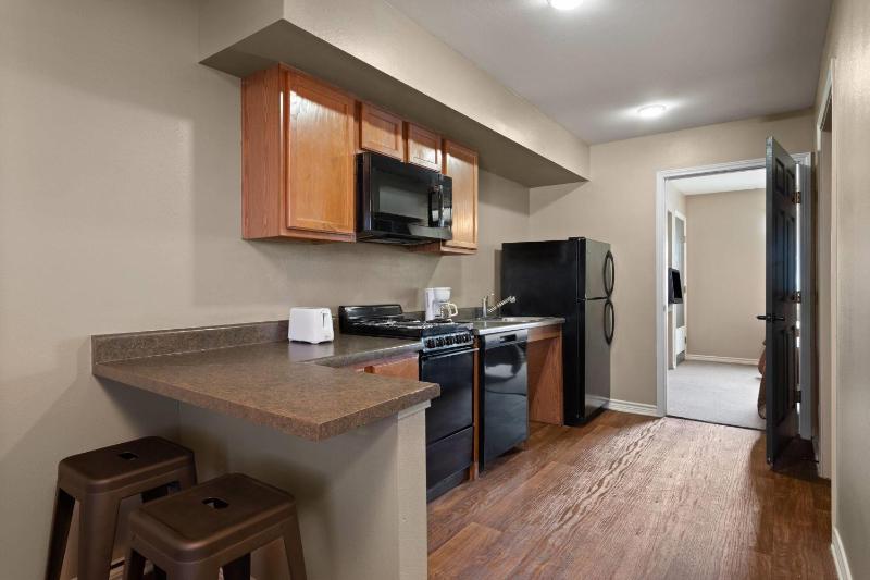 One-Bedroom Suite with Two Twin Beds, Mobility Access and Roll-In Shower, Non-Smoking image 3