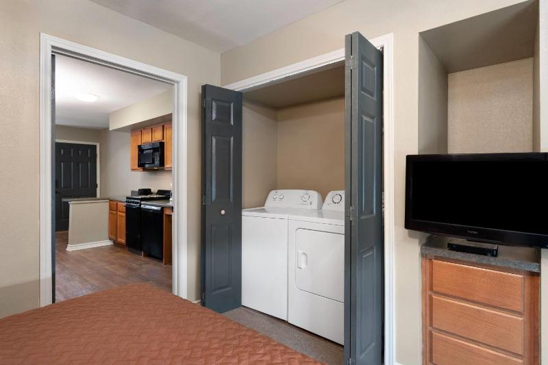 One-Bedroom Queen Suite with Mobility Access and Roll-In Shower, Non-Smoking image 4
