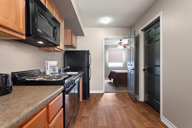 One-Bedroom Queen Suite with Mobility Access and Roll-In Shower, Non-Smoking image 2