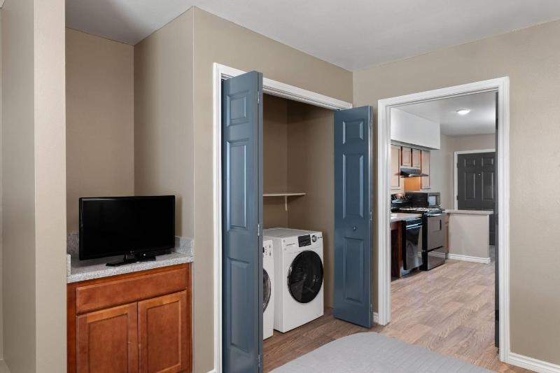 One-Bedroom Queen Suite with Mobility Access and Roll-In Shower, Non-Smoking image 1