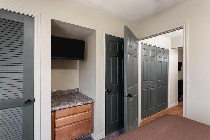 One-Bedroom Queen Suite, Non-Smoking image 3