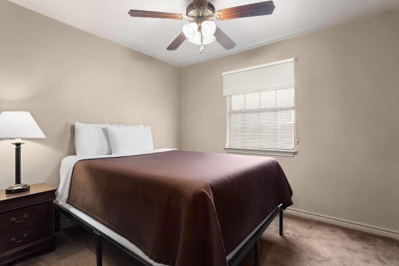 One-Bedroom Queen Suite, Non-Smoking image 2