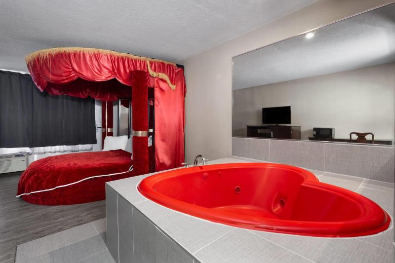 King Room with Jetted Tub - Non-Smoking image 4