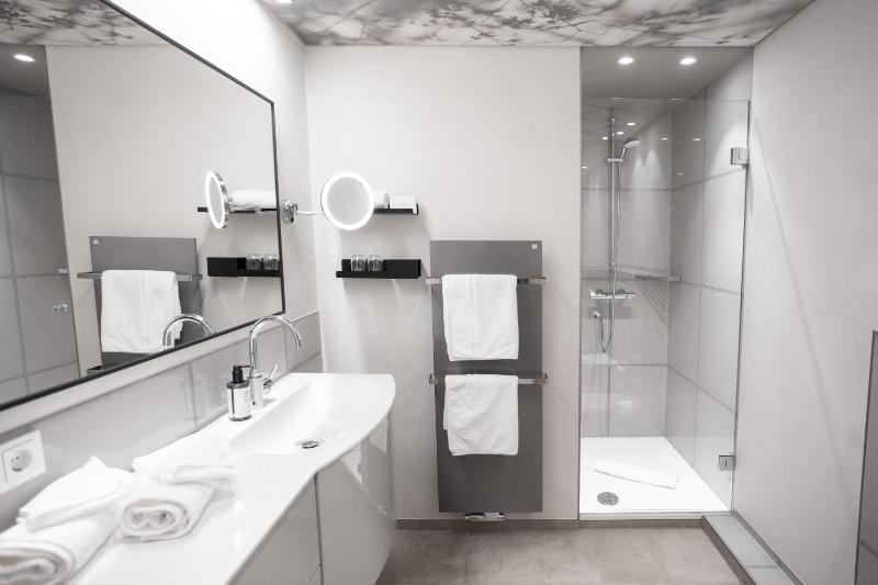 Deluxe Double Room with Balcony image 2
